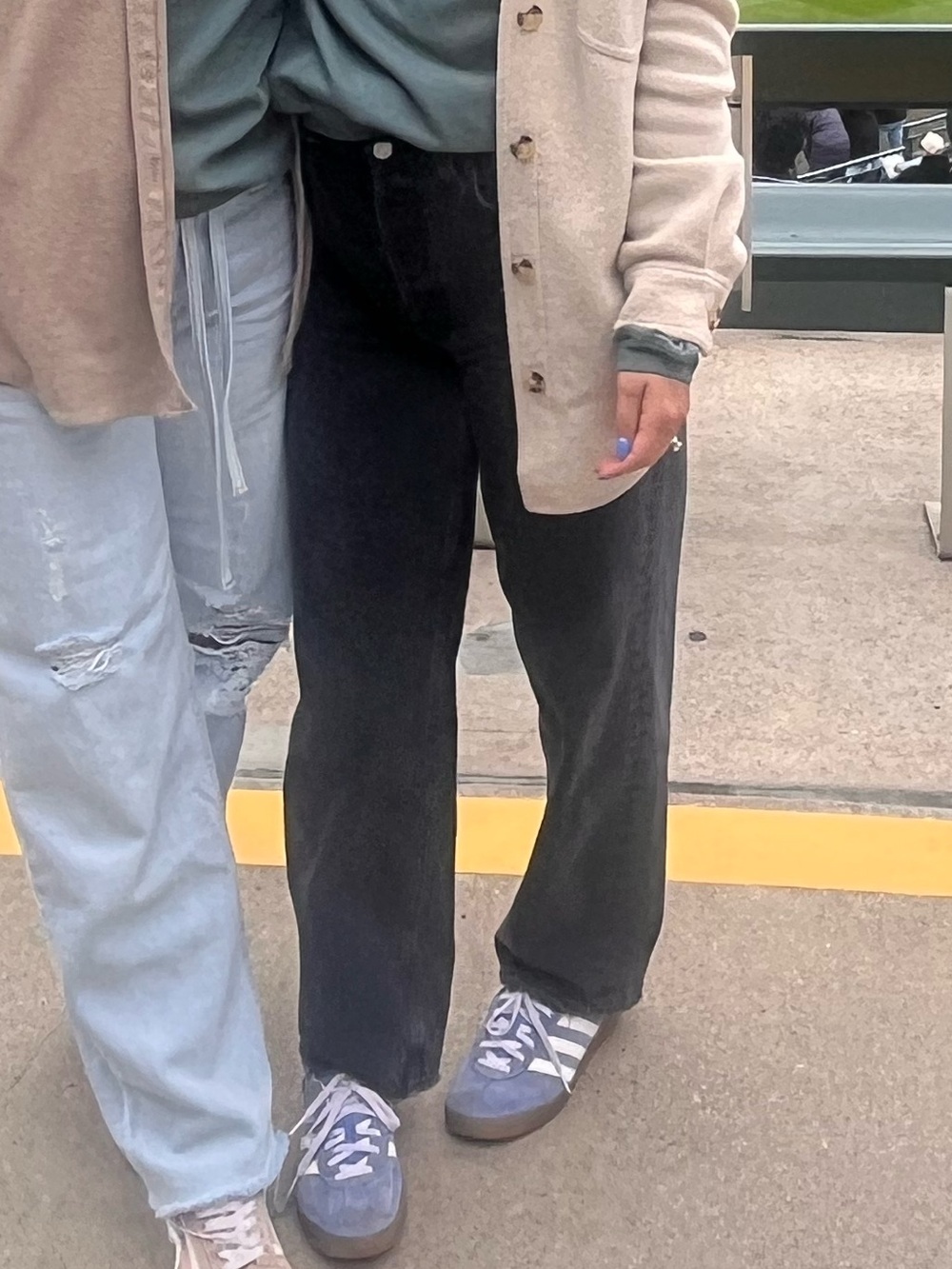Casual Black Wide-Leg Jeans with Gray Sneakers